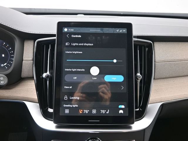 New 2026 Volvo XC90 B6 Plus w/ Protection Package Premier image 17