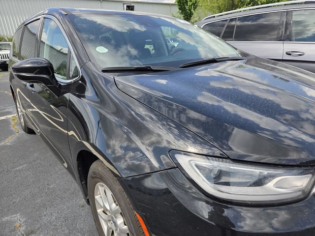 Used 2024 Chrysler Pacifica Touring-L FWD image 4