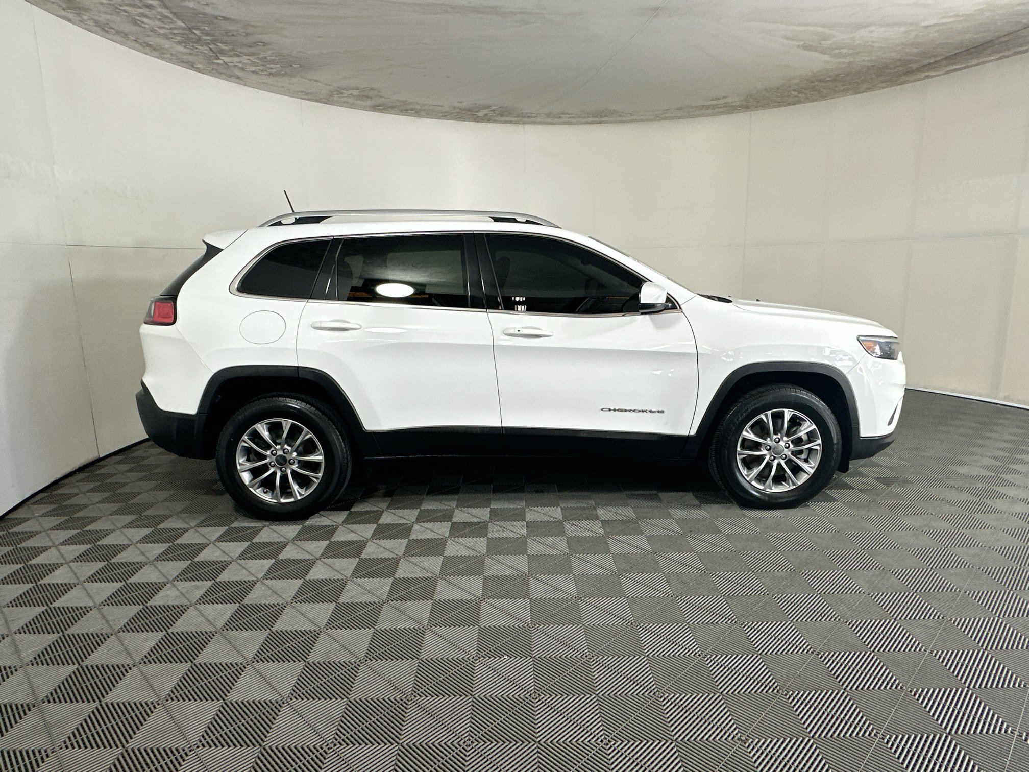 Used 2021 Jeep Cherokee Latitude Lux AWD/4WD image 2