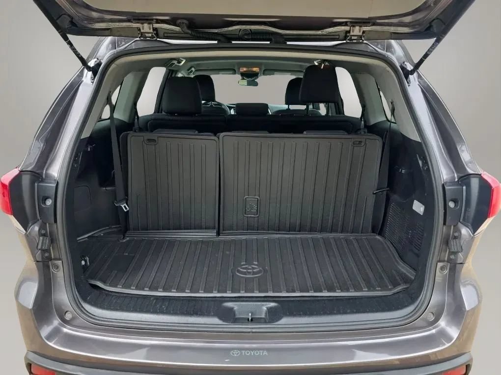 Used 2019 Toyota Highlander LE AWD/4WD image 46