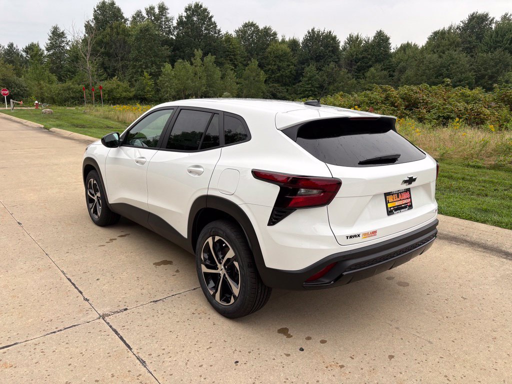 New 2026 Chevrolet Trax RS w/ Sunroof Package FWD image 7