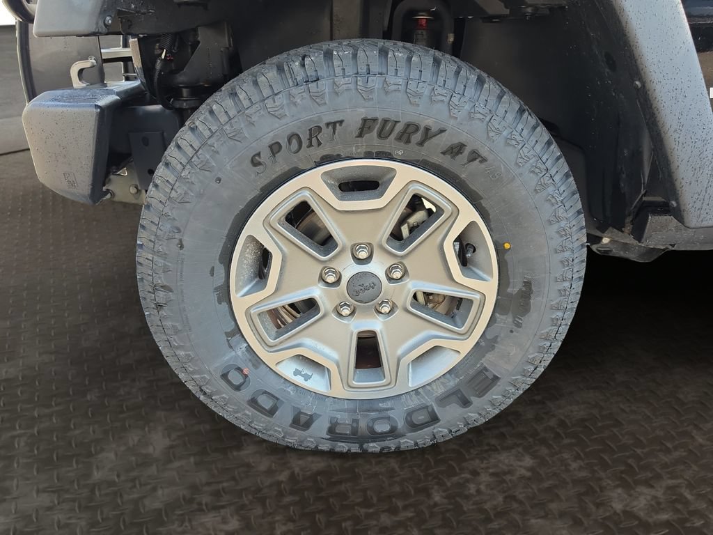 Used 2016 Jeep Wrangler Unlimited Rubicon w/ Connectivity Group AWD/4WD image 9