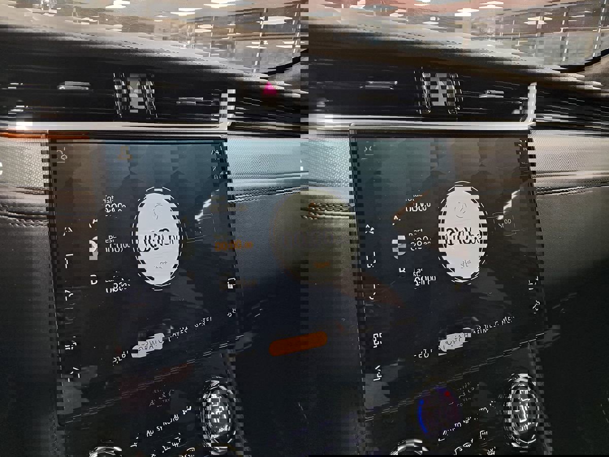 Used 2021 Jaguar F-PACE SVR image 29