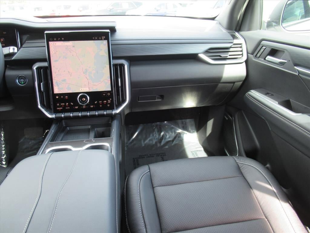 Used 2025 GMC Acadia Elevation FWD image 14