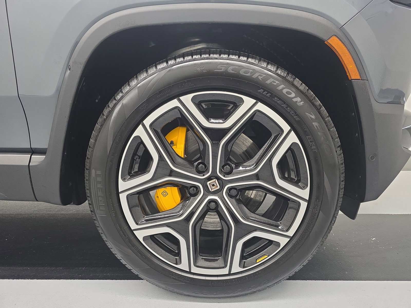 Used 2024 Rivian R1S Adventure AWD/4WD image 11