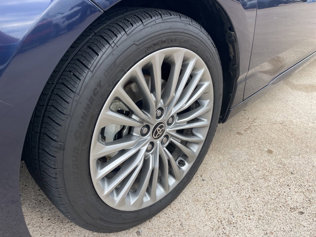 Used 2022 Toyota Avalon Limited image 10