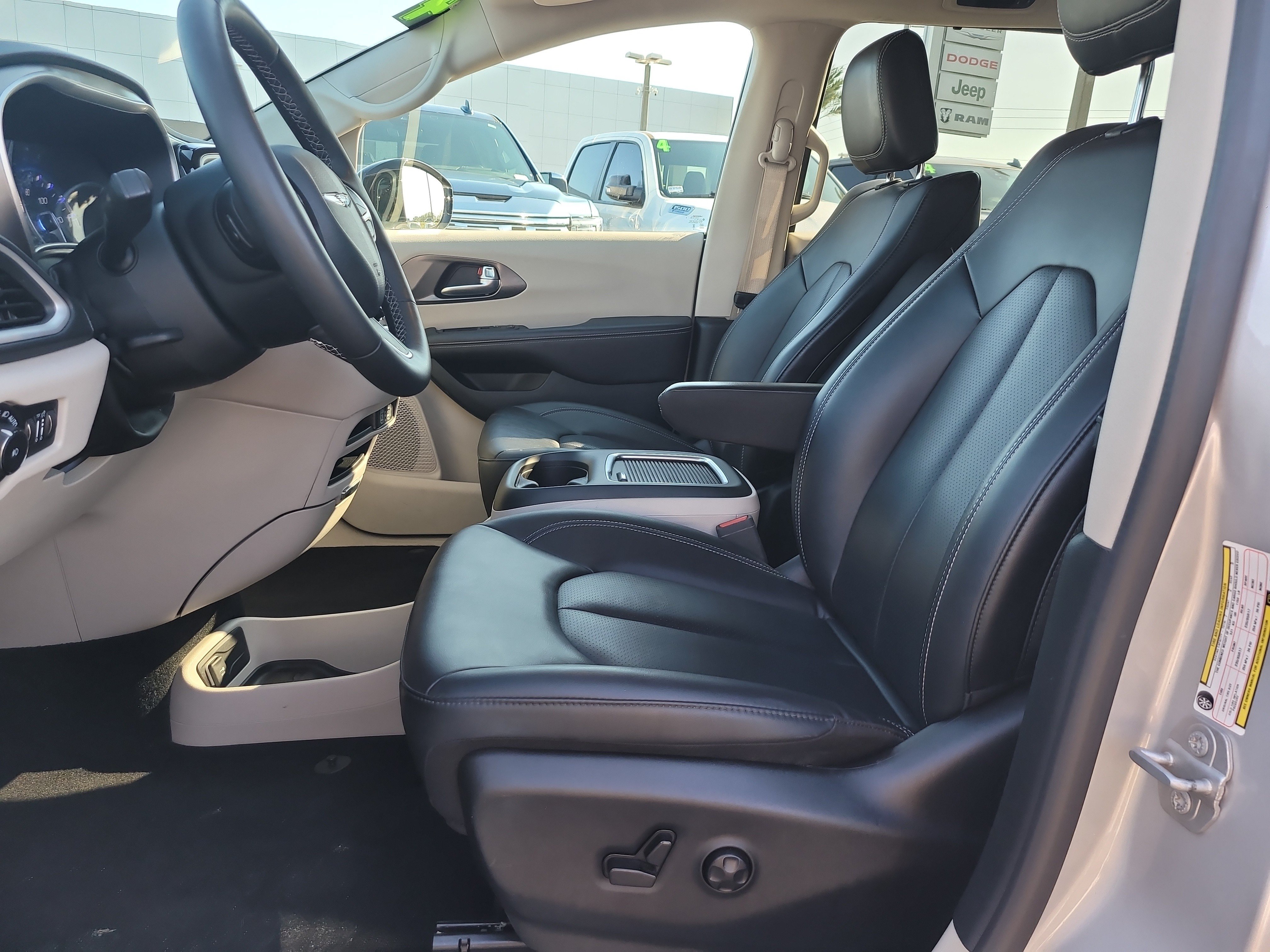 Used 2024 Chrysler Pacifica Touring-L FWD image 16