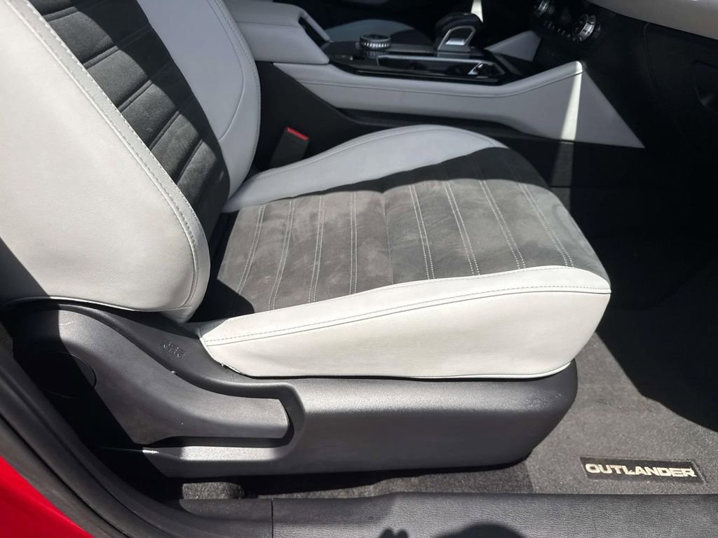Used 2025 Mitsubishi Outlander SE image 13