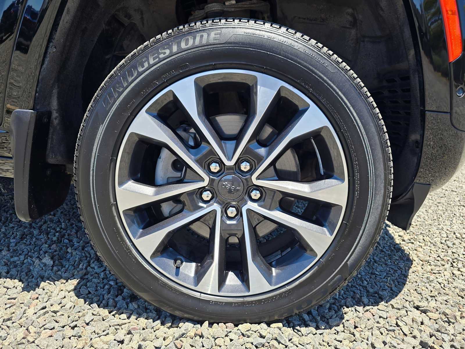 Used 2022 Jeep Grand Cherokee Overland w/ Luxury Tech Group IV AWD/4WD image 9