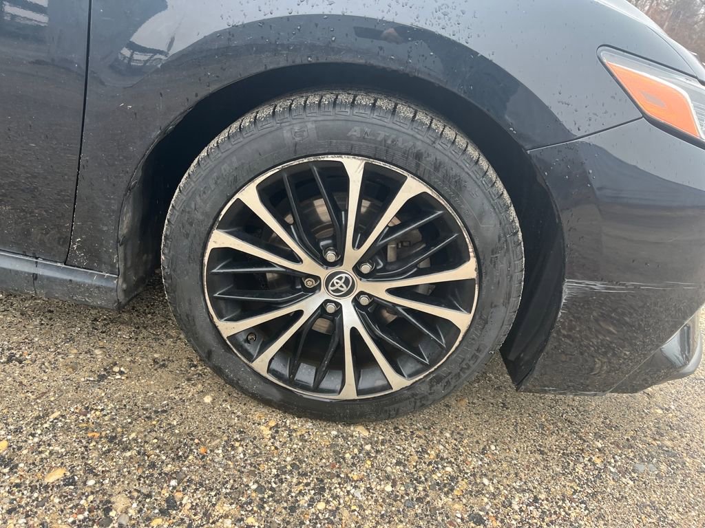 Used 2018 Toyota Camry SE w/ Convenience Package image 4