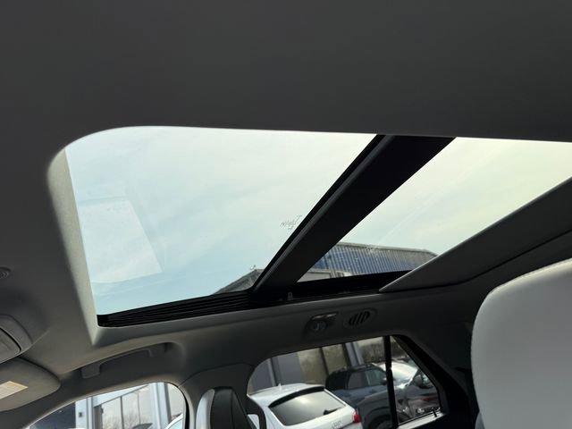 Used 2021 Ford Explorer XLT w/ Equipment Group 202A image 9