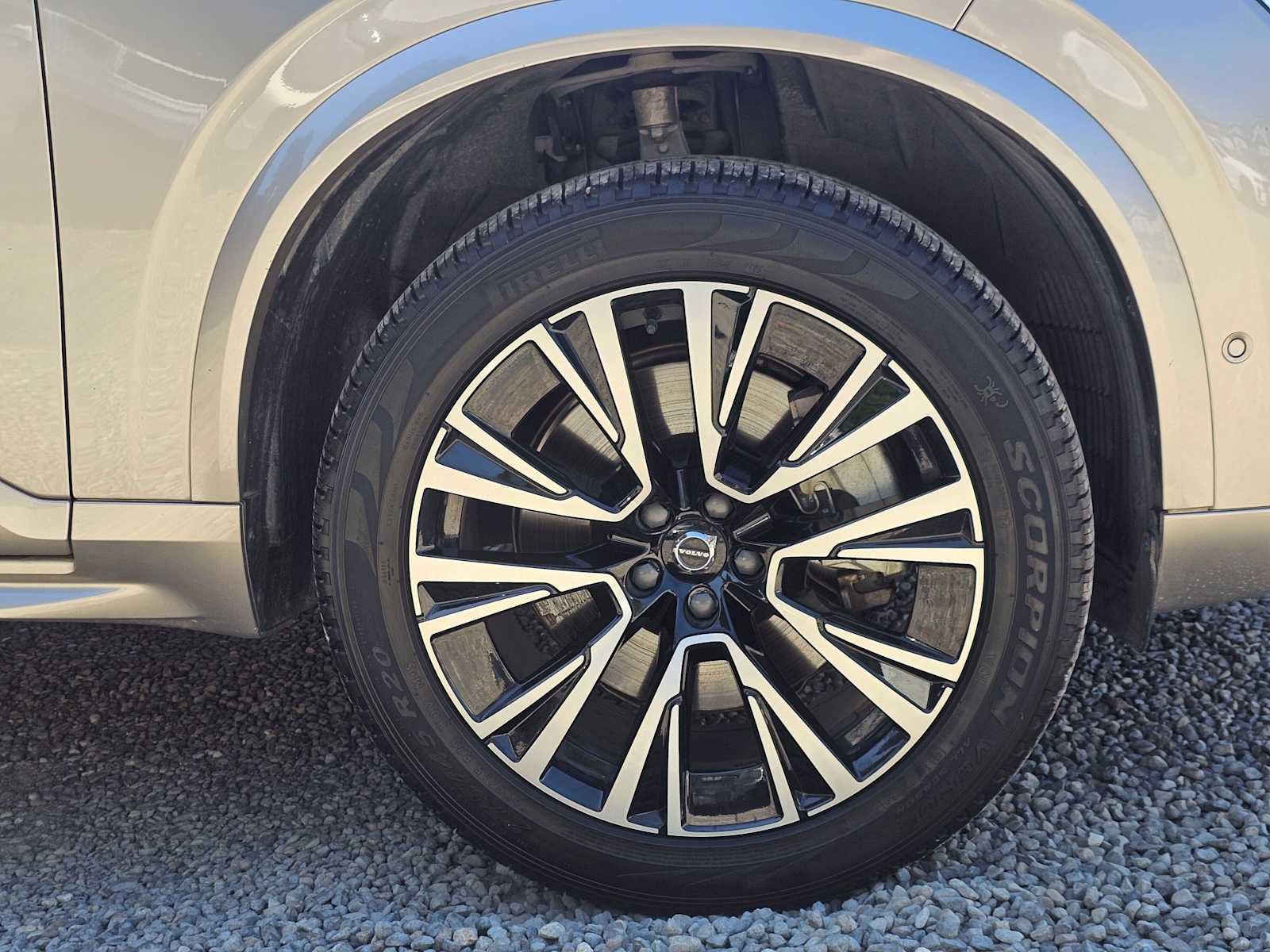 Used 2025 Volvo XC90 T8 Plus w/ Protection Package Premier AWD/4WD image 9