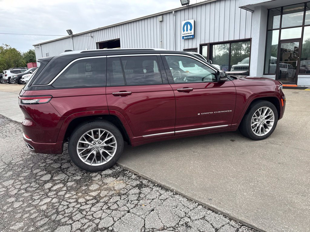 Used 2023 Jeep Grand Cherokee Summit AWD/4WD image 10