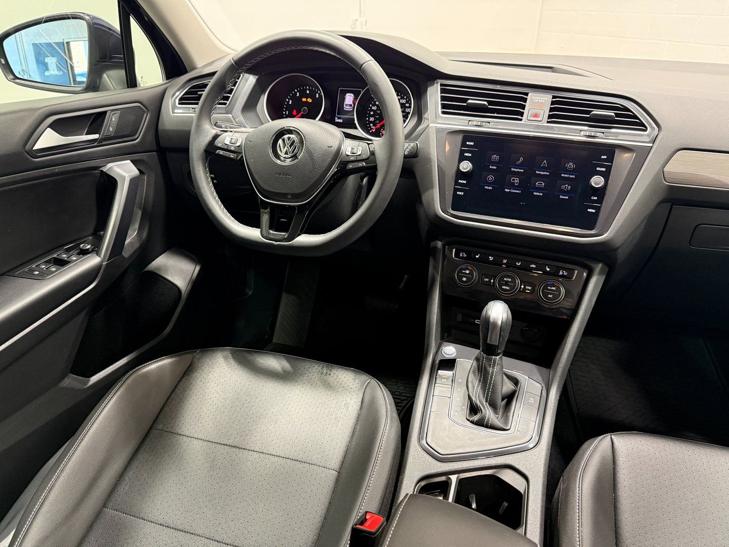 Used 2021 Volkswagen Tiguan SE image 40