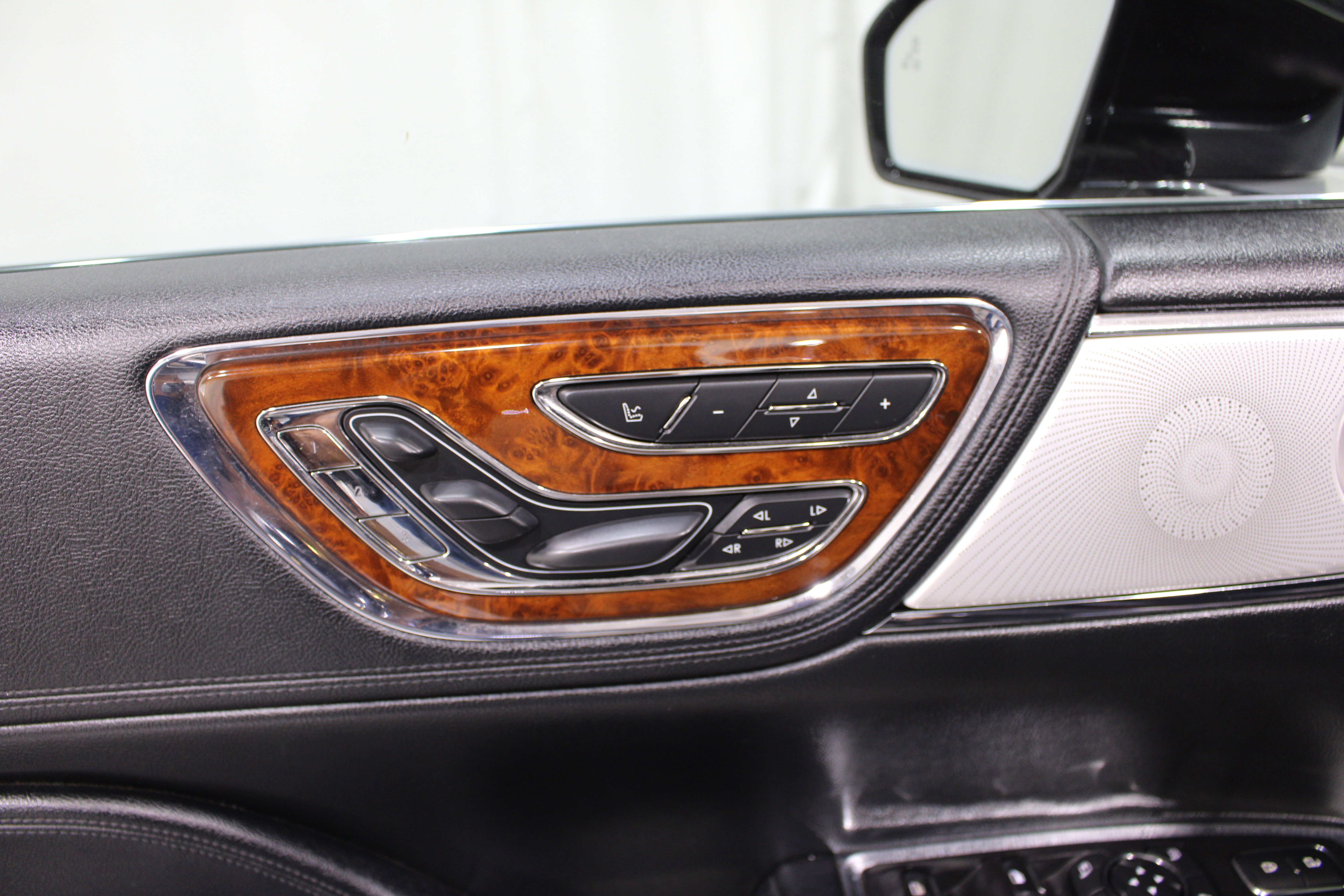 Used 2019 Lincoln Continental Reserve w/ Rear Seat Package FWD image 8