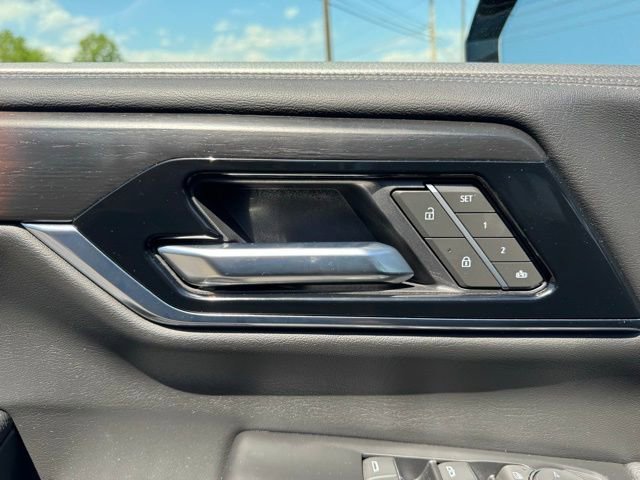 Used 2025 GMC Yukon Denali AWD/4WD image 23