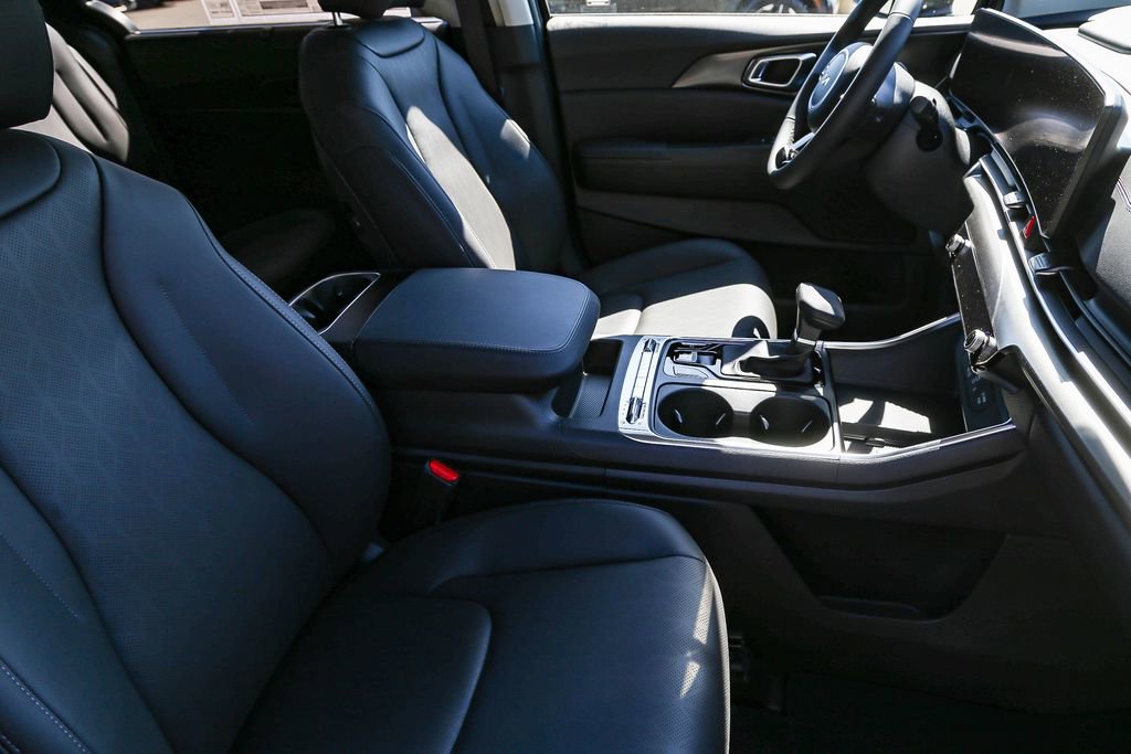 Certified 2026 Kia Carnival SX w/ SX Dark Edition Package FWD image 15