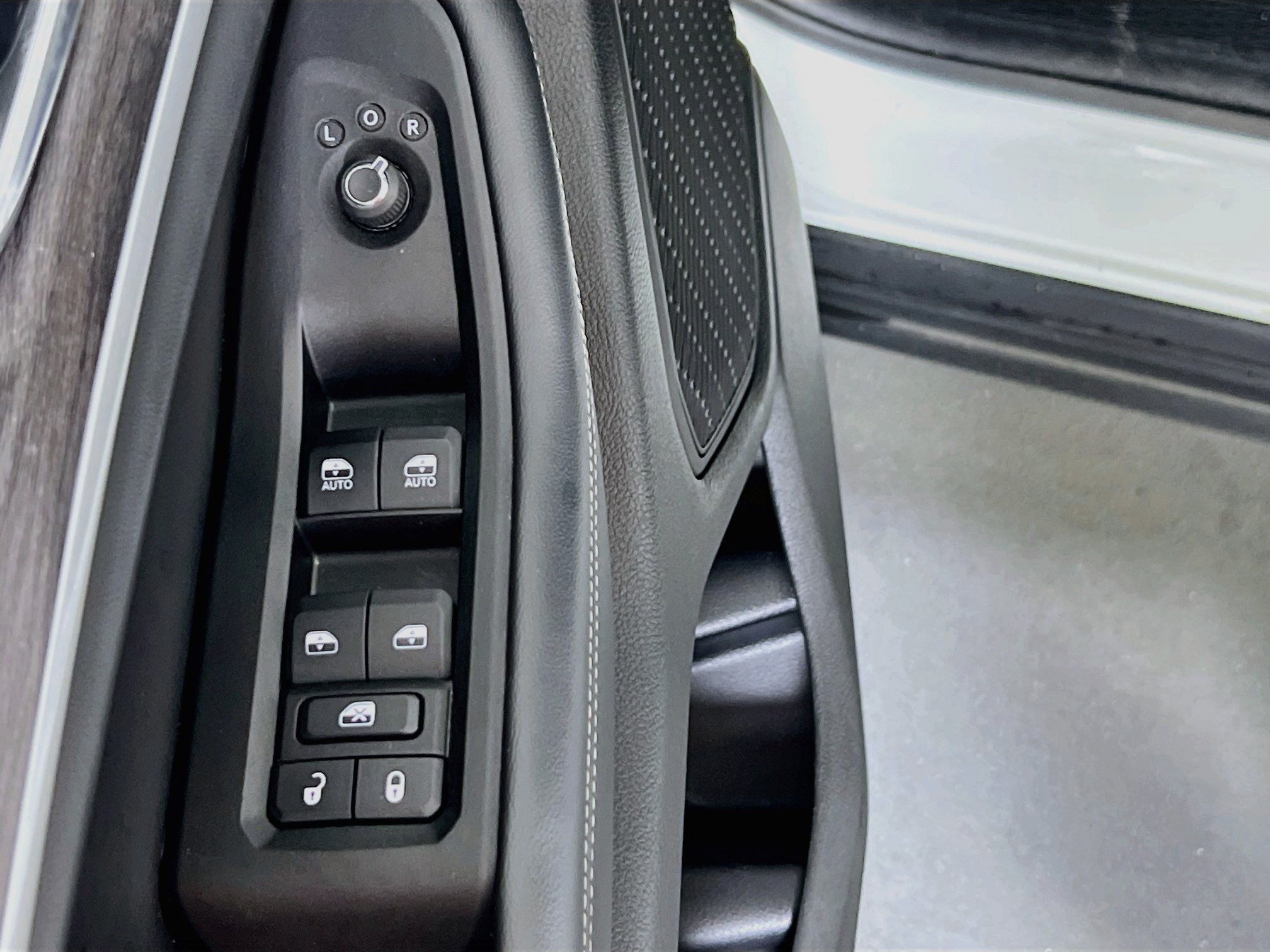 Used 2024 Jeep Grand Cherokee L Limited w/ Black Appearance Package AWD/4WD image 18