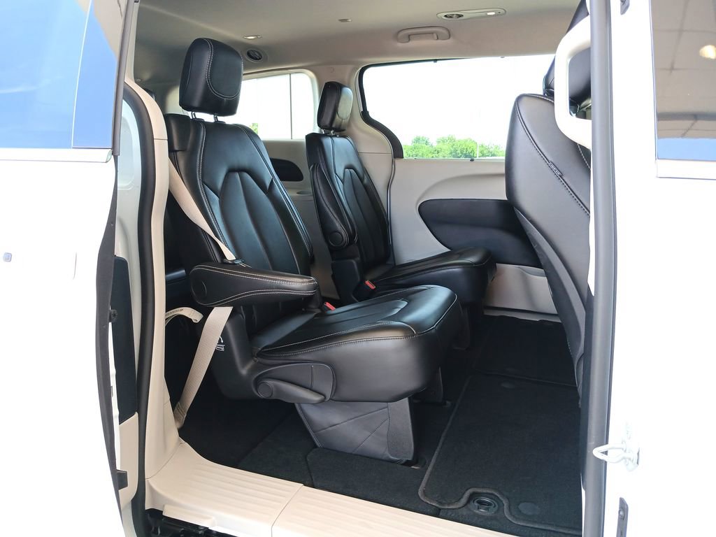 Used 2024 Chrysler Pacifica Touring-L FWD image 28