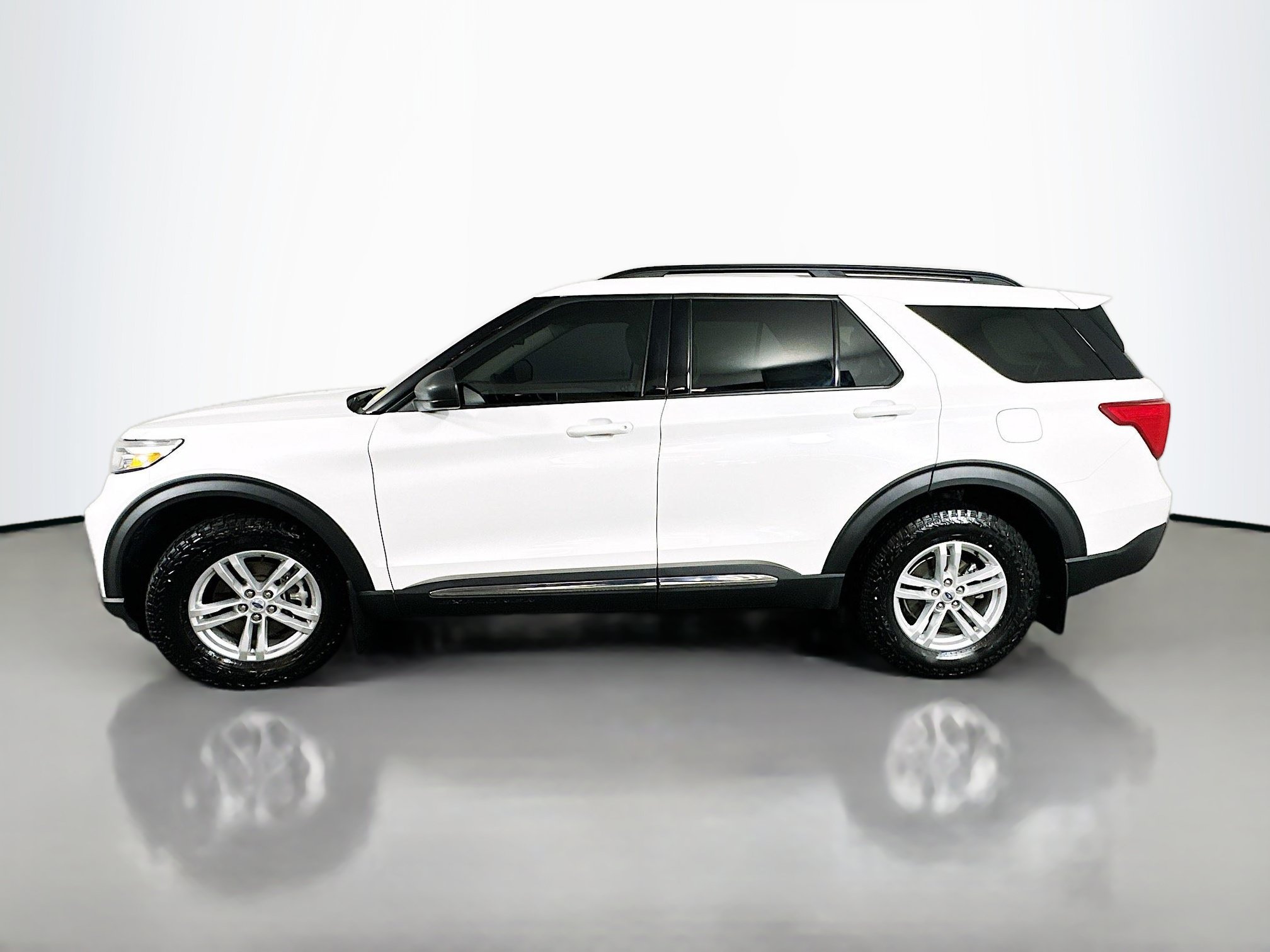 Used 2023 Ford Explorer XLT w/ Equipment Group 202A AWD/4WD image 4