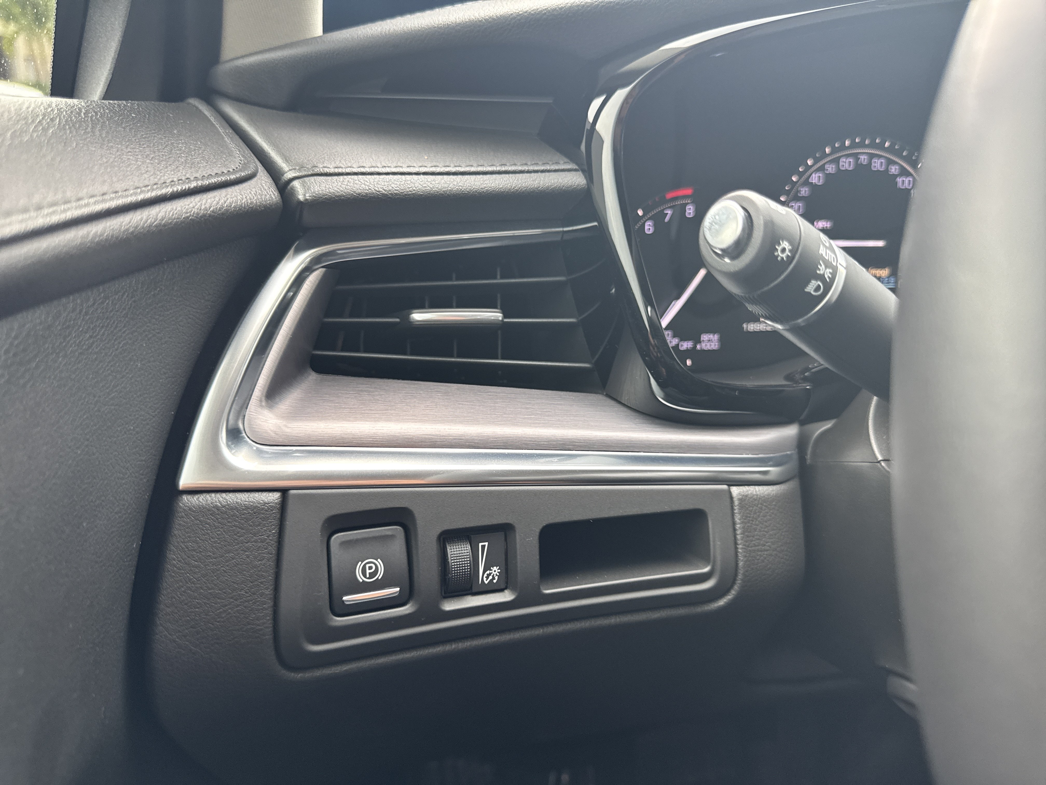 Used 2018 Cadillac XT5 Luxury w/ Driver Awareness Package FWD image 31