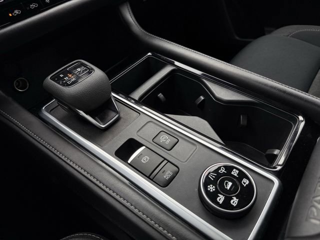 Used 2024 Nissan Pathfinder SV image 19
