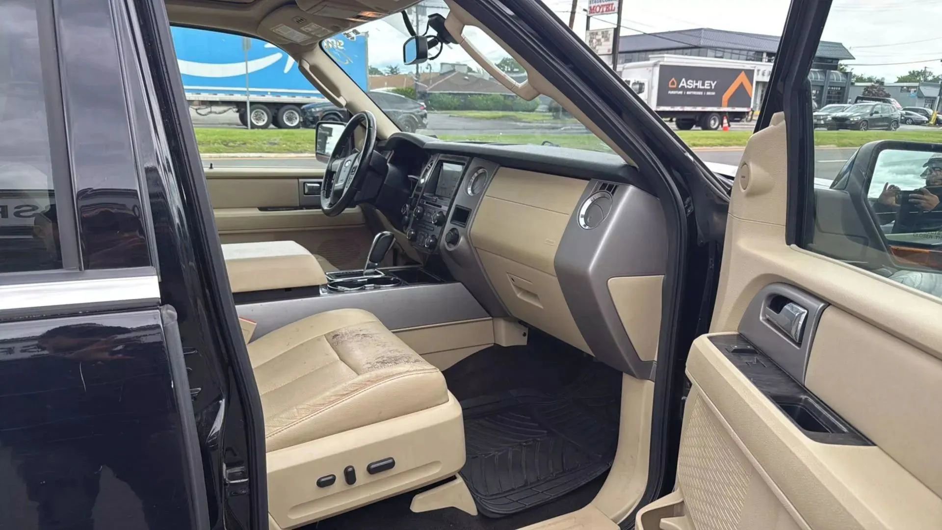 Used 2017 Ford Expedition Limited image 24