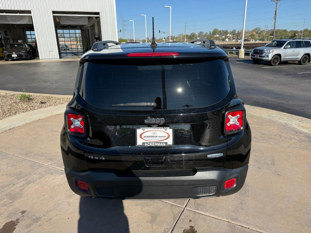 Used 2018 Jeep Renegade Latitude w/ Cold Weather Group AWD/4WD image 9