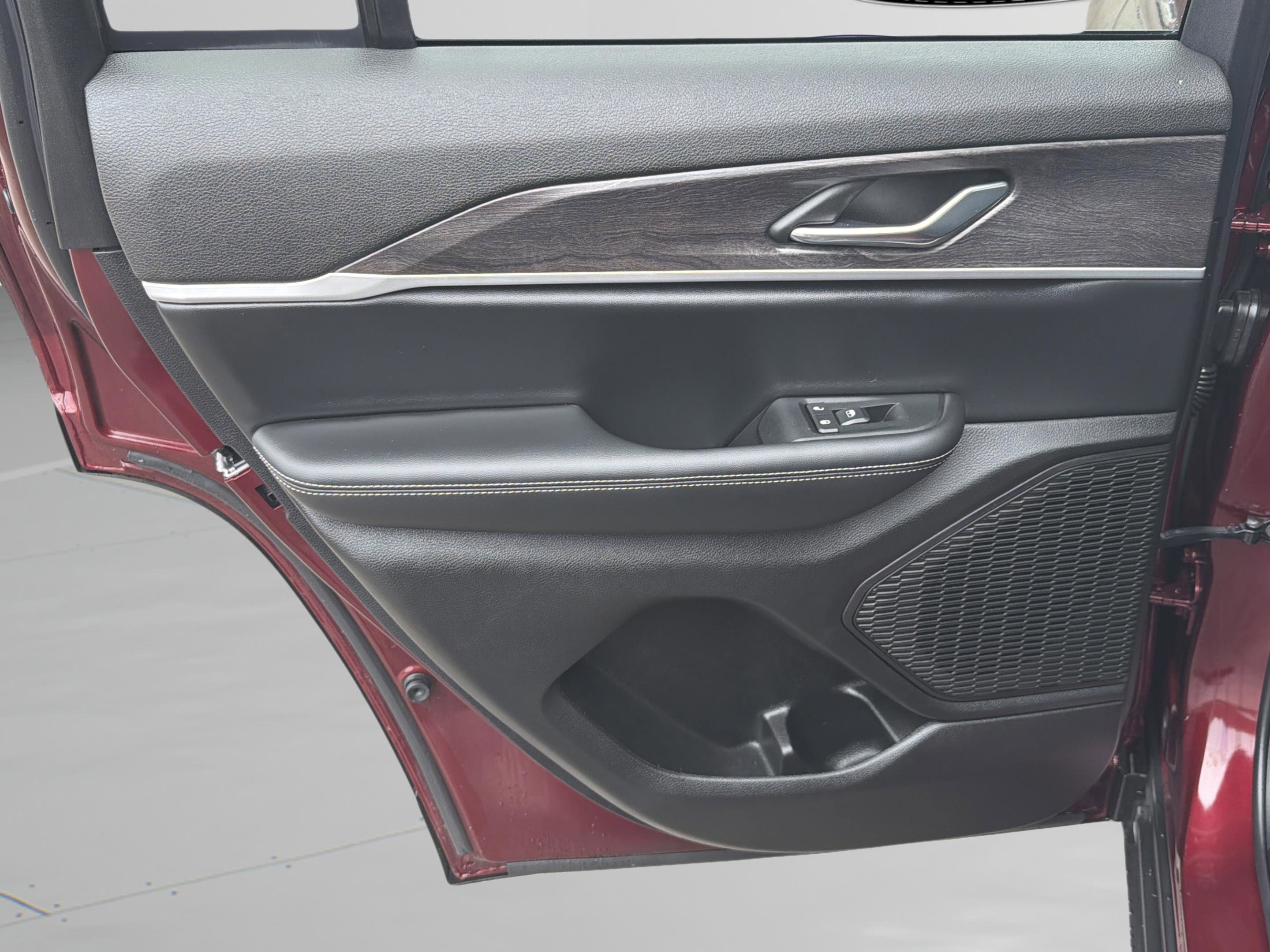 Used 2025 Jeep Grand Cherokee Limited w/ Trailer Tow Package image 31