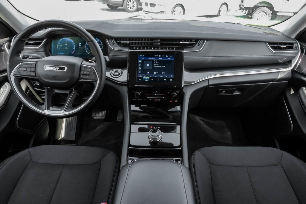 Used 2022 Jeep Grand Cherokee Laredo w/ Luxury Tech Group I image 5