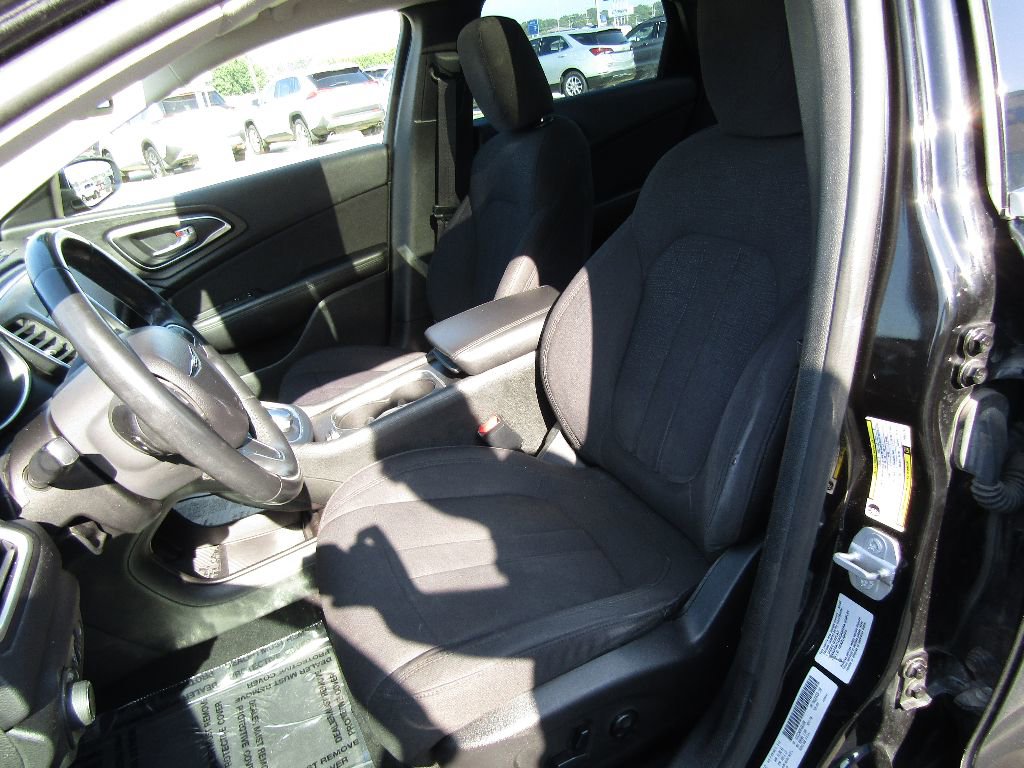 Used 2015 Chrysler 200 Limited w/ Convenience Group FWD image 10
