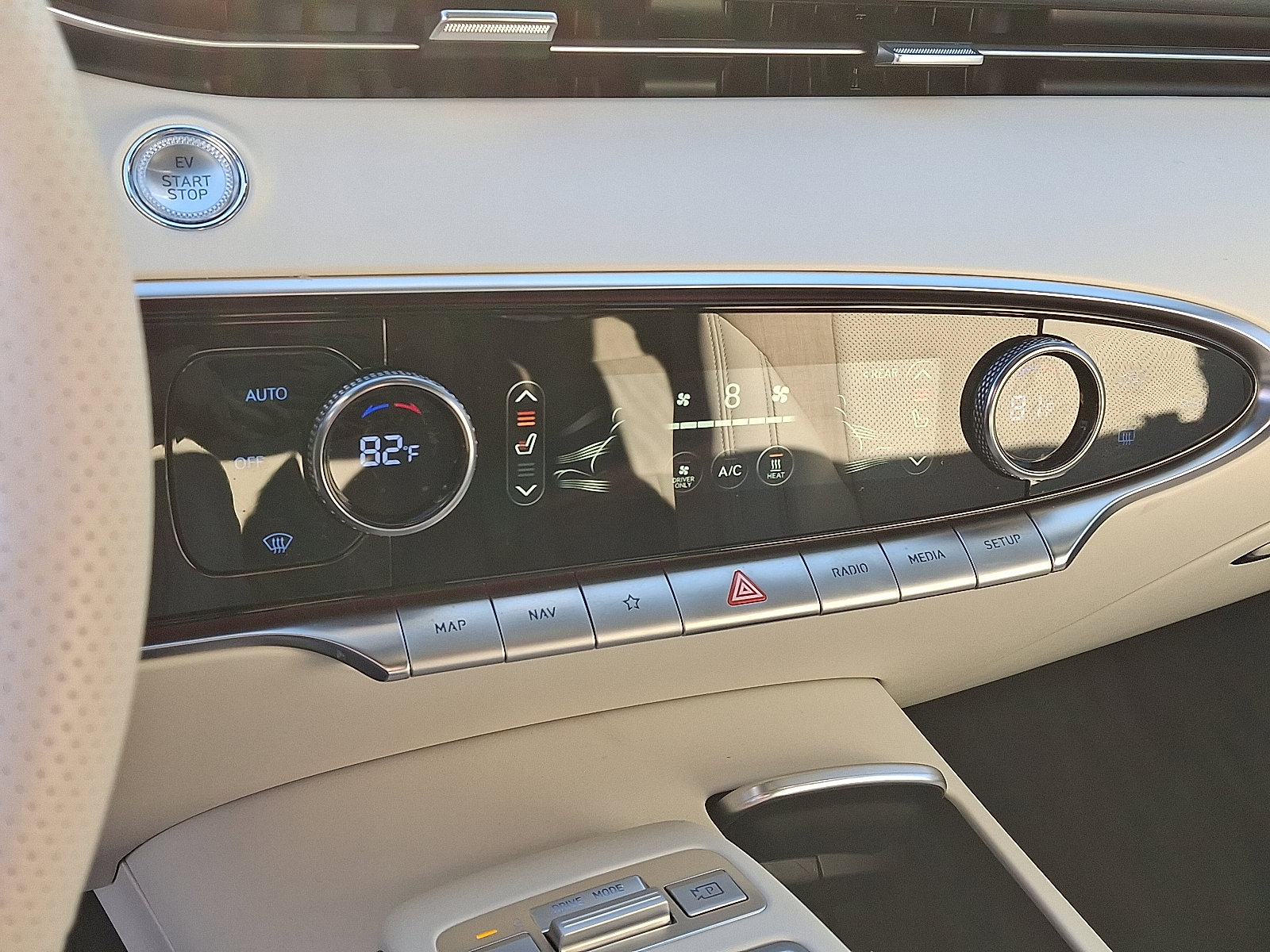 Certified 2025 Genesis Electrified GV70 image 23