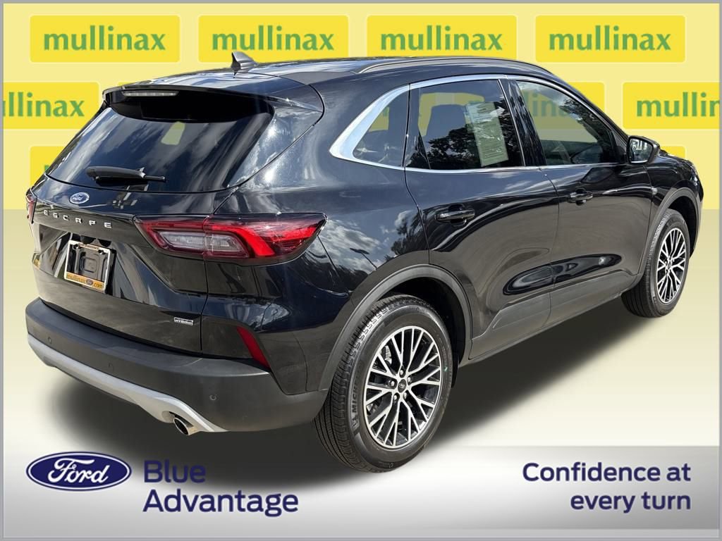 Certified 2025 Ford Escape SE image 4
