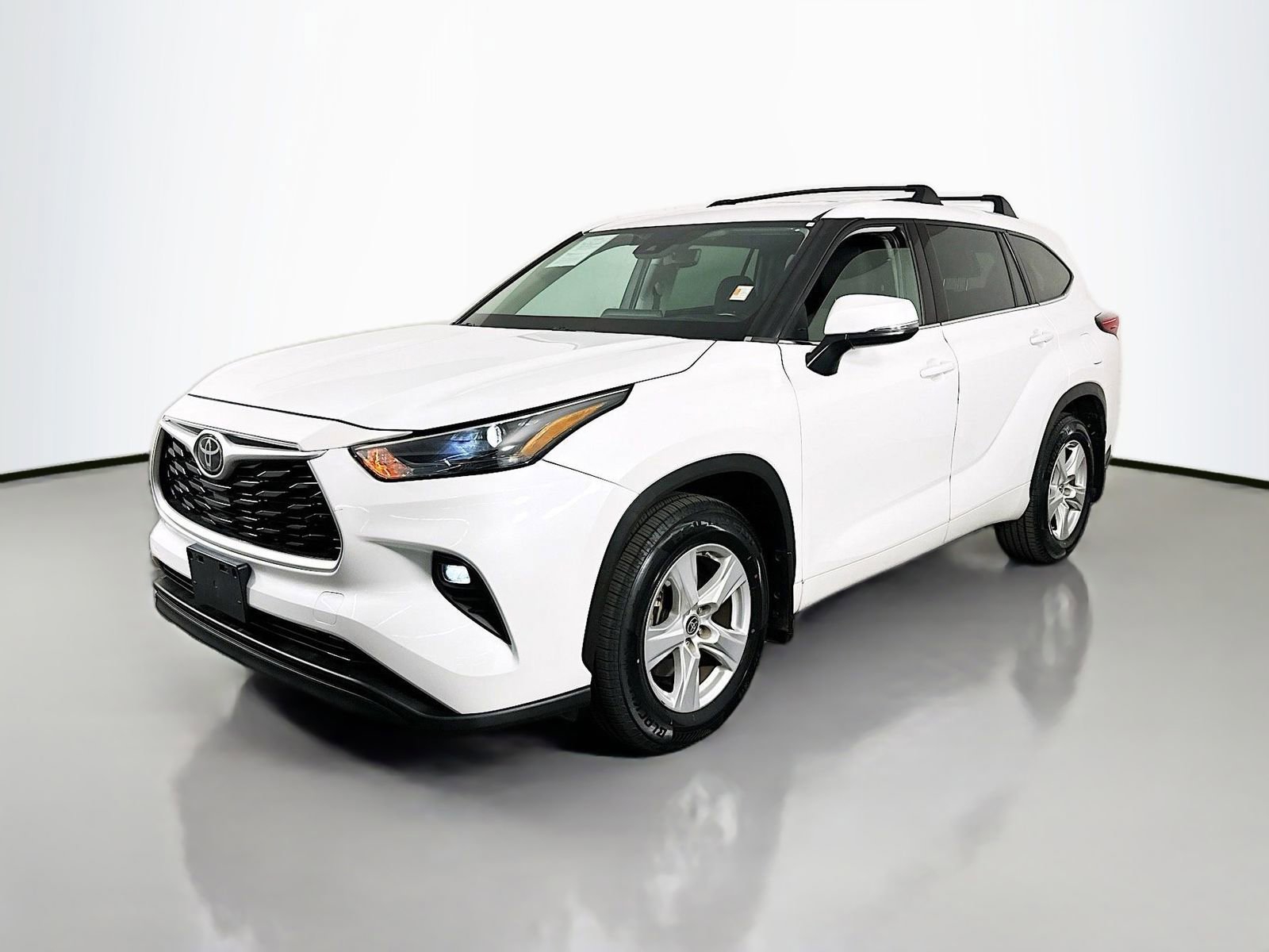 Used 2022 Toyota Highlander LE FWD image 4