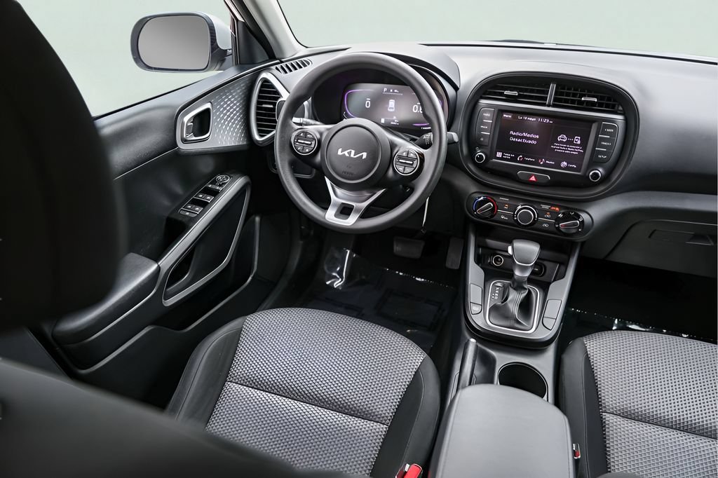 Used 2023 Kia Soul LX w/ LX Technology Package FWD image 28