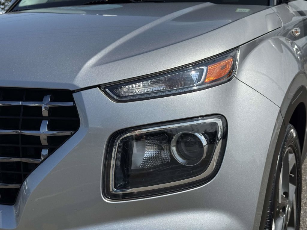Used 2023 Hyundai Venue SEL FWD image 10