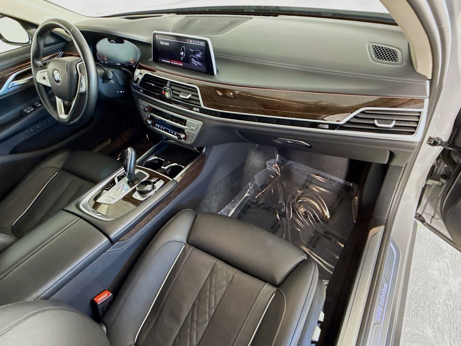 Used 2021 BMW 750i xDrive w/ Executive Package image 31