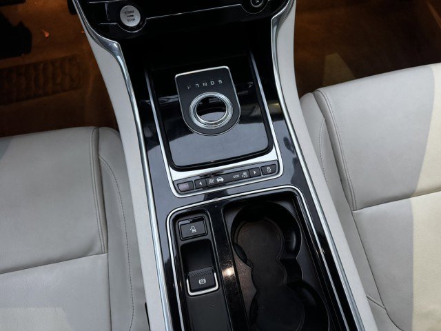 Used 2017 Jaguar XF RWD image 27