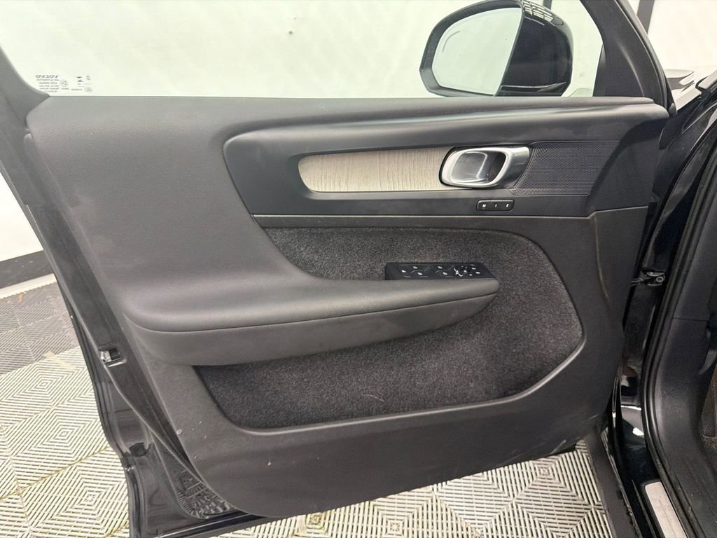 Used 2023 Volvo XC40 B5 Plus image 11