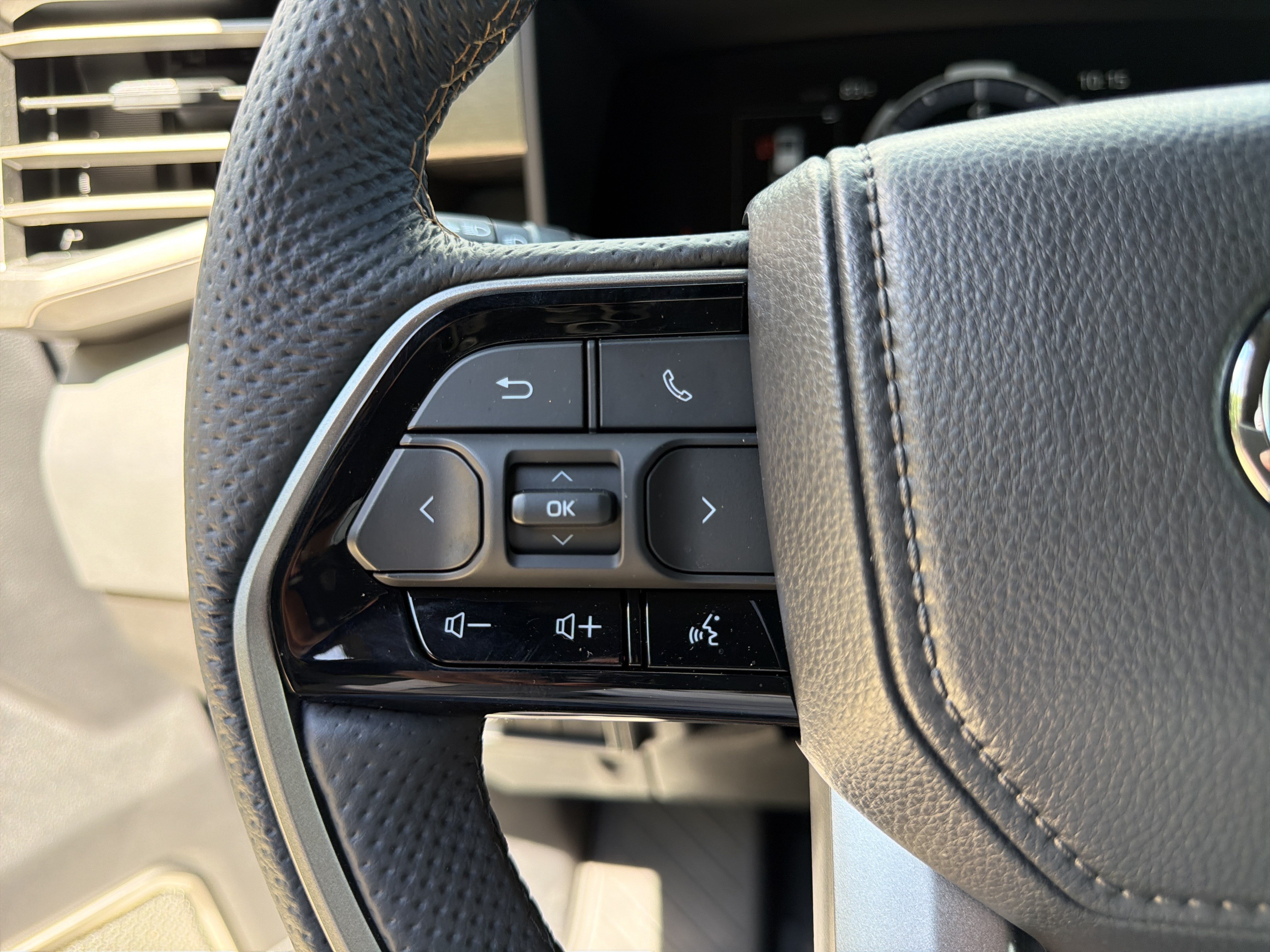 Used 2026 Toyota Sequoia Capstone AWD/4WD image 27