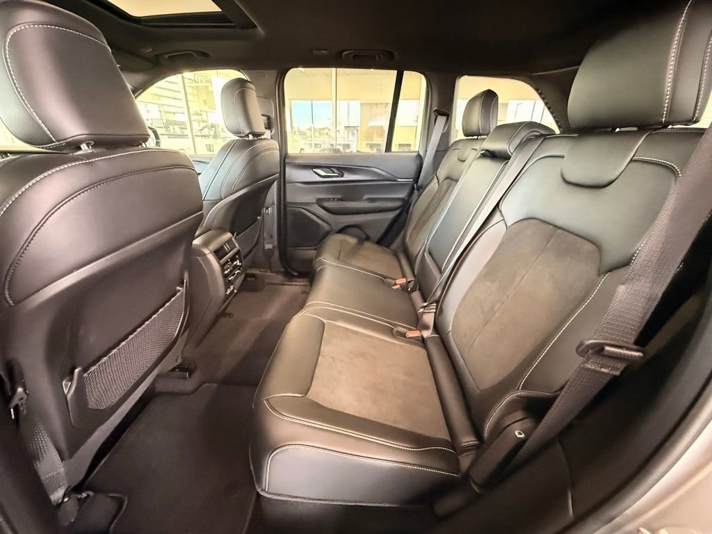 Used 2025 Jeep Grand Cherokee Altitude AWD/4WD image 20