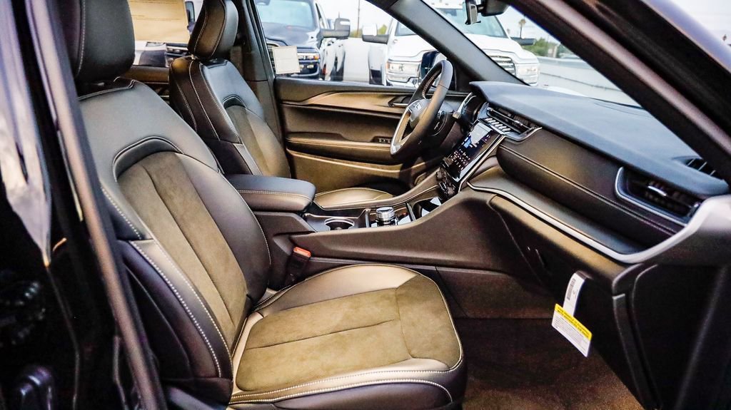 New 2025 Jeep Grand Cherokee L Altitude image 18