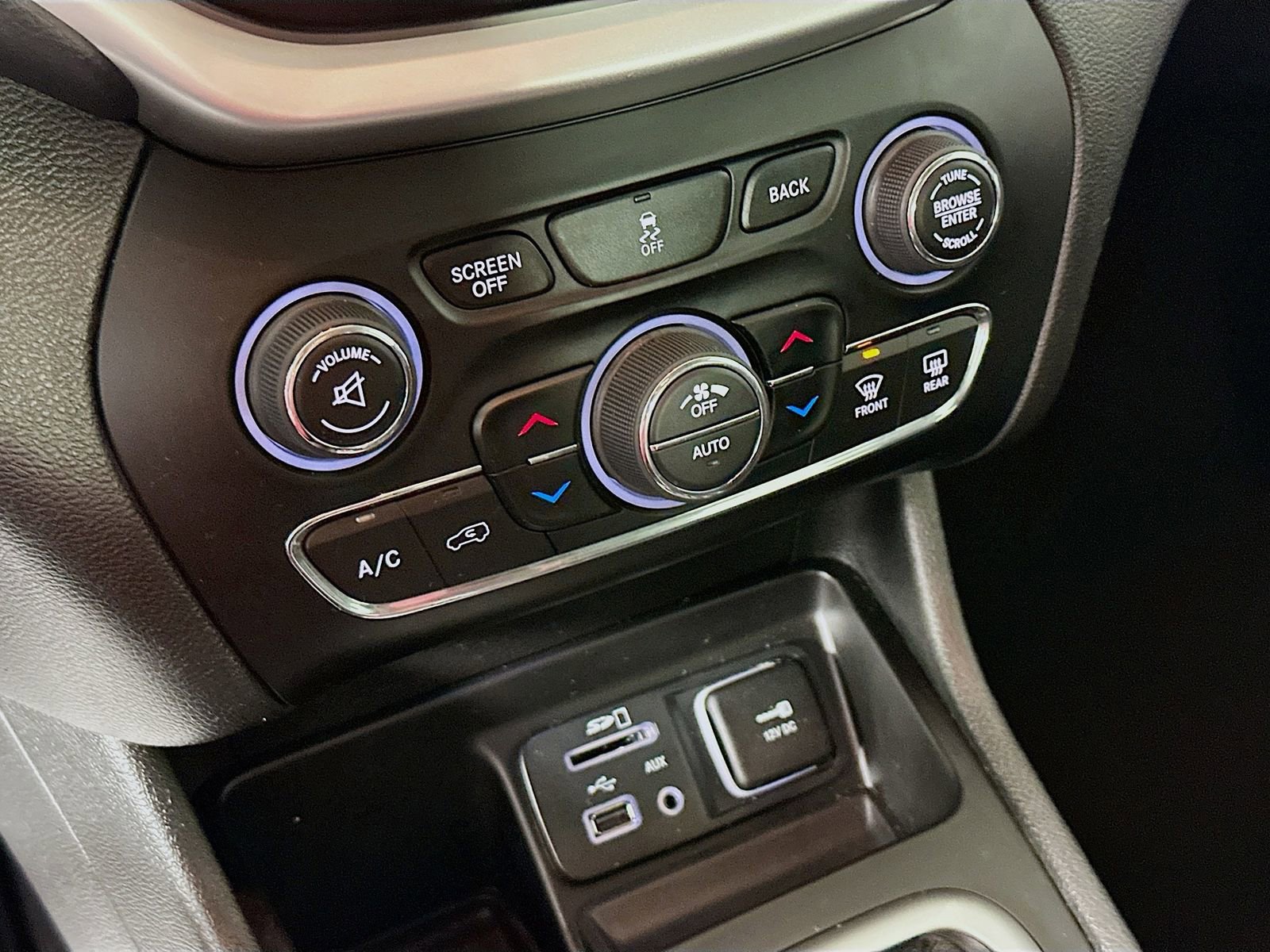 Used 2018 Jeep Cherokee Latitude Plus w/ Comfort/Convenience Group image 16