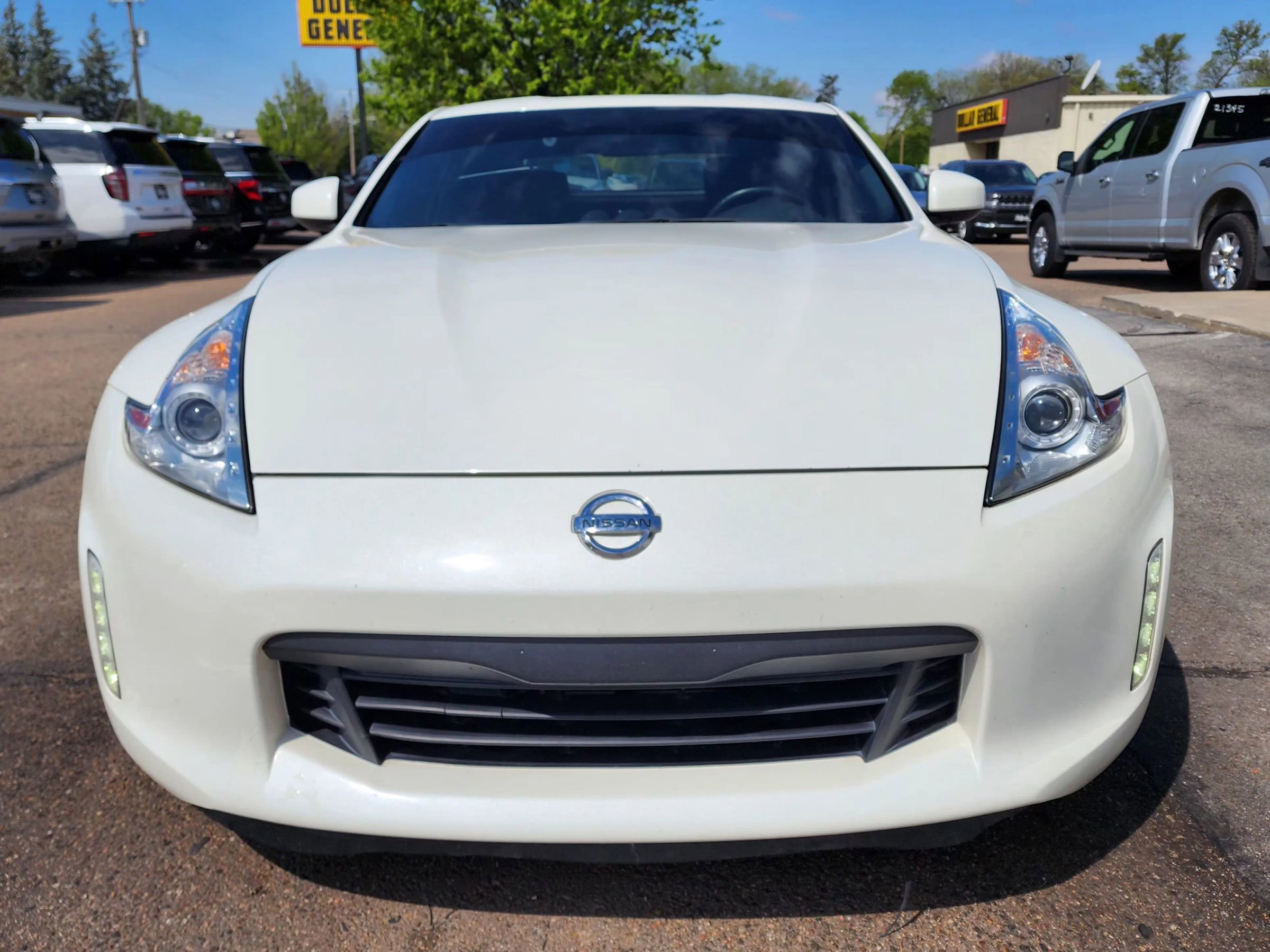 Used 2016 Nissan 370Z Coupe RWD image 3