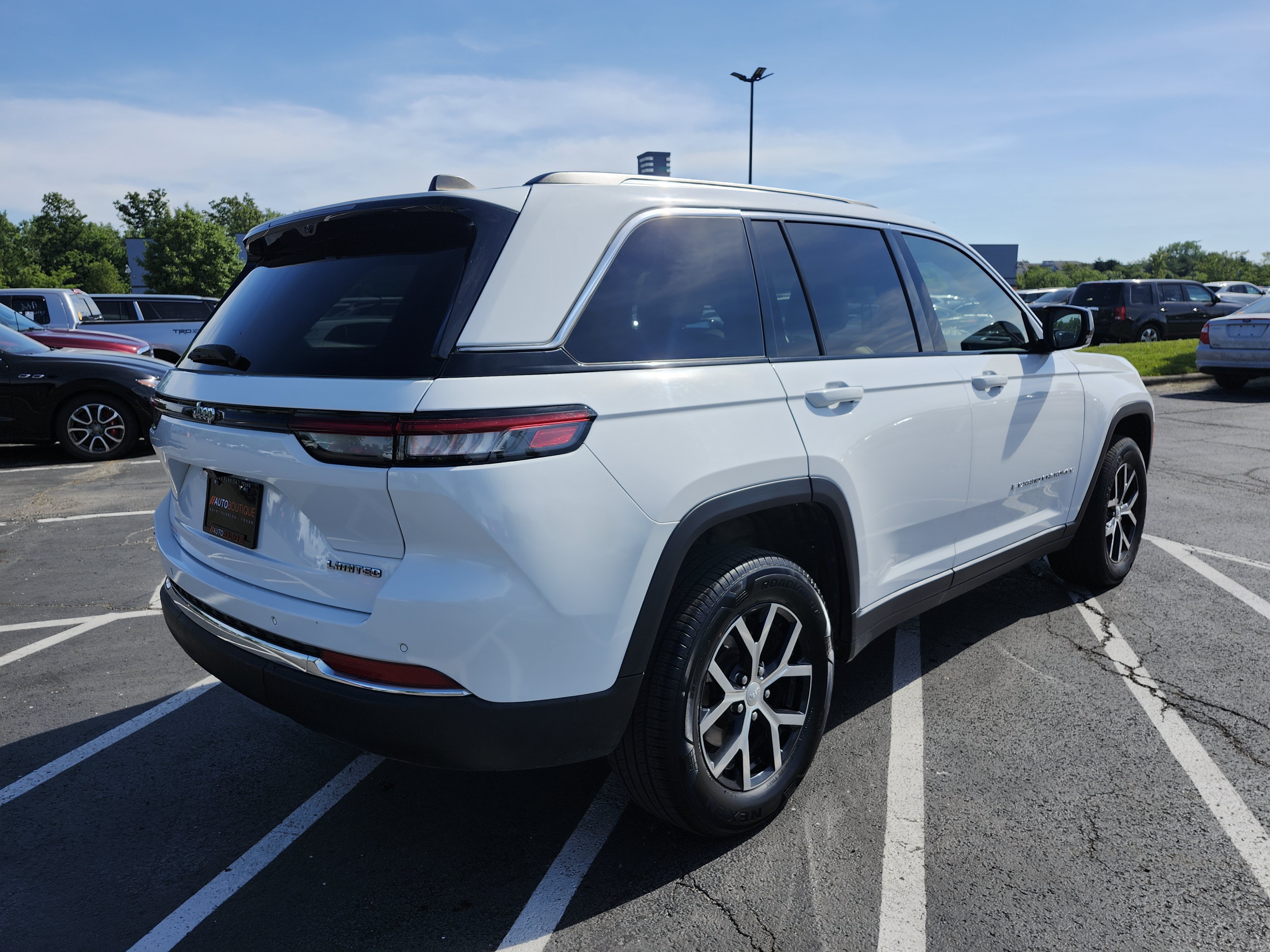 Used 2023 Jeep Grand Cherokee Limited w/ Luxury Tech Group II RWD image 17