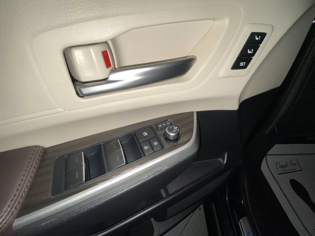 Used 2023 Toyota Sienna Platinum FWD image 13