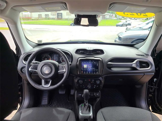 Used 2023 Jeep Renegade Latitude w/ Premium Group image 11