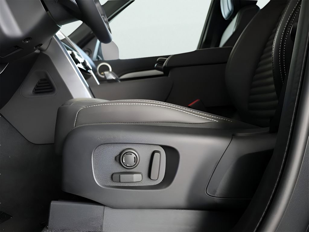 New 2025 Land Rover Discovery Dynamic SE image 40