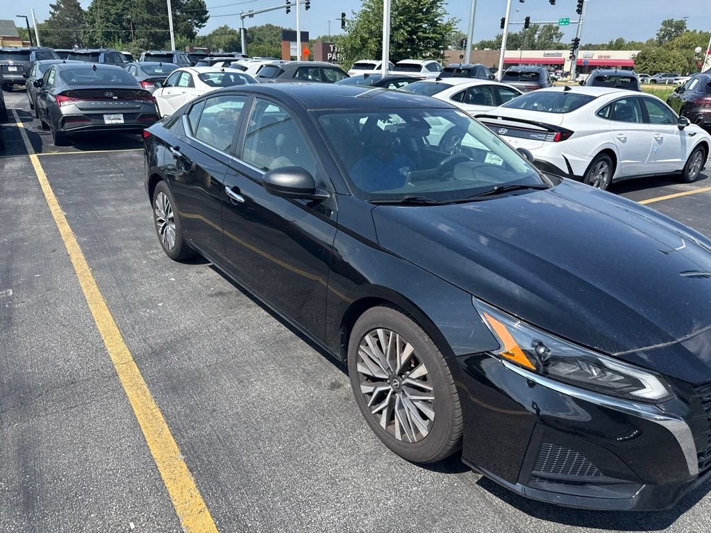 Used 2024 Nissan Altima 2.5 SV FWD image 6