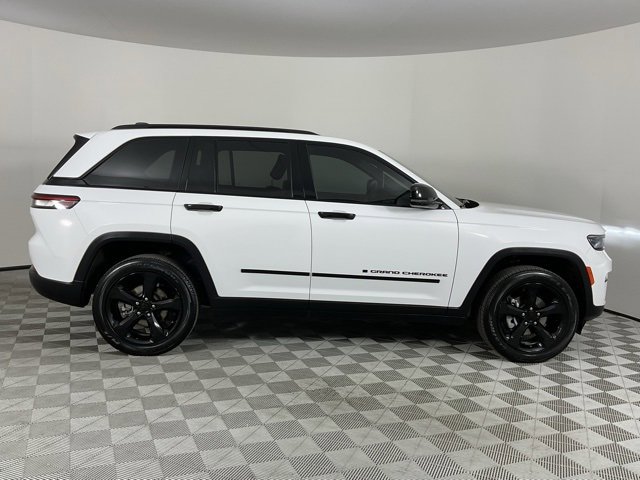Used 2024 Jeep Grand Cherokee Altitude image 4
